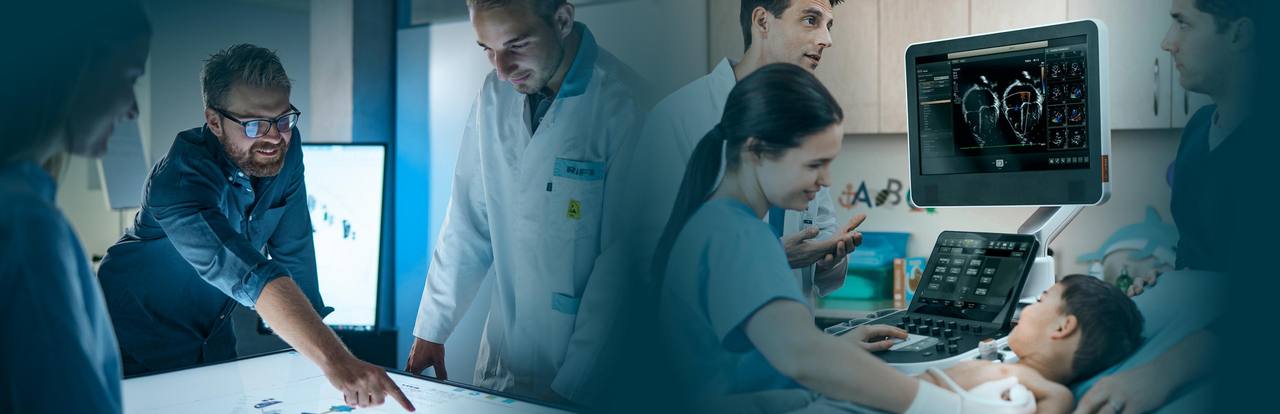 mehrere menschen bedienen HMI Systeme