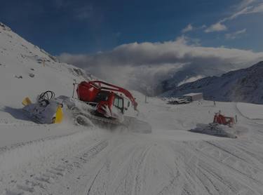 Pistenbully beim Piste planieren