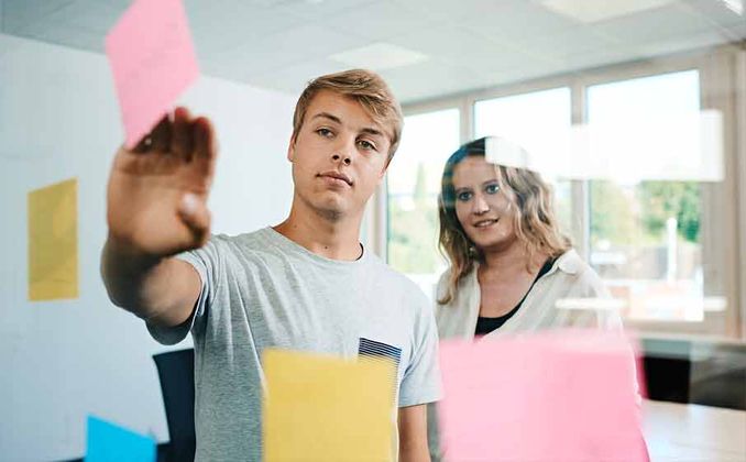 Zwei Studenten Wirtschaftsingenieurwesen beim Brainstorming.