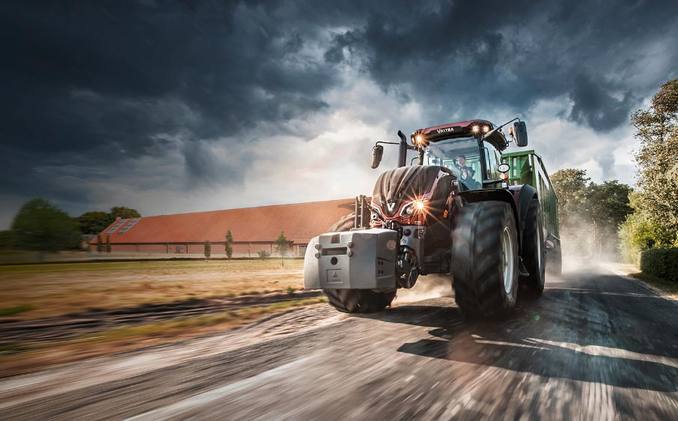 [Translate to Französisch:] Der Traktorenhersteller VALTRA erhielt für seine SmartTouch-Armlehne den Red Dot Design Award 2017. Die Armlehne hat RAFI gemeinsam mit dem finnischen Unternehmen entwickelt