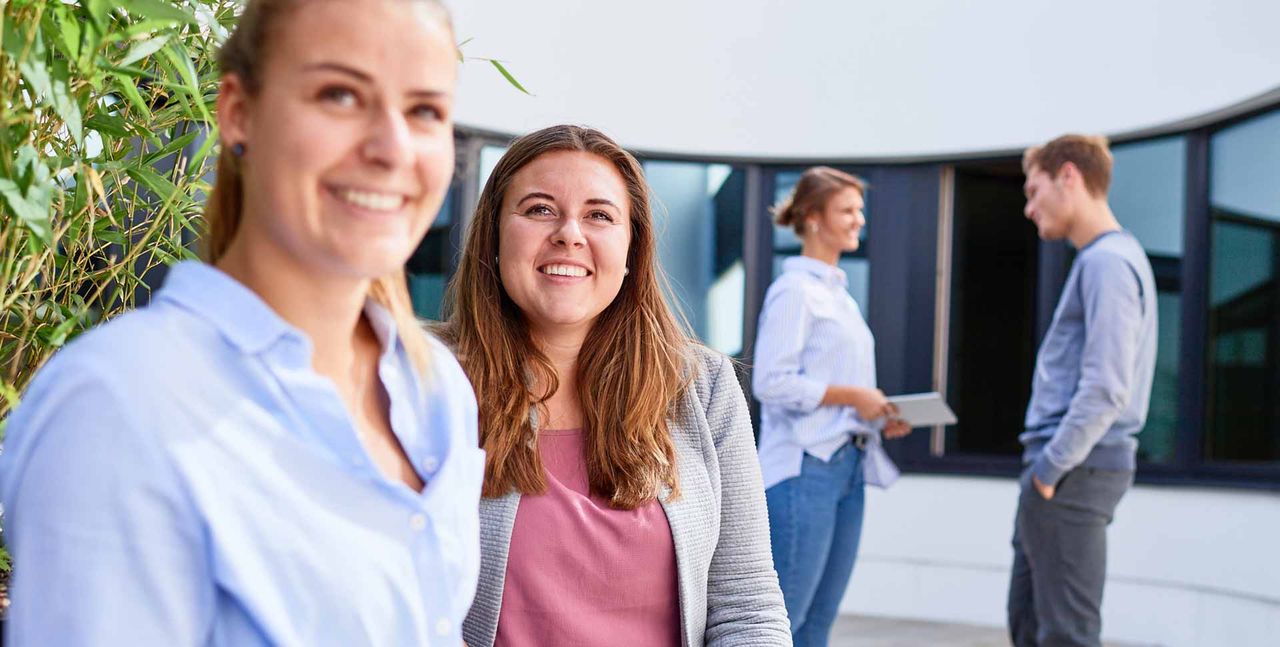 Glückliche RAFI-Mitarbeiterinnen und Mitarbeiter im Gespräch.